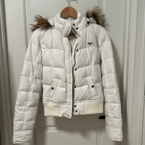 Hollister White Puffer Jacket with Detachable Hood. Great for snow sports.